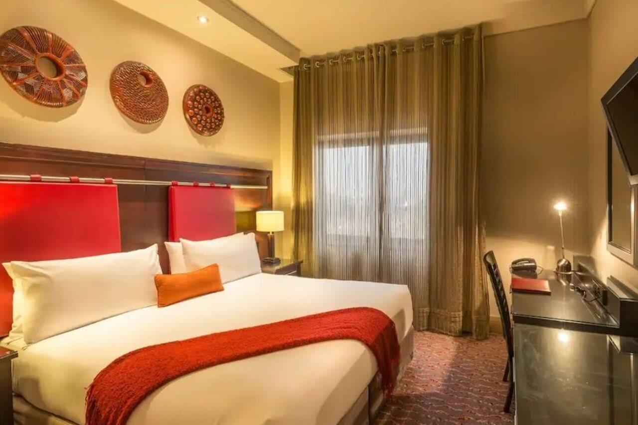 เพียร์มอนต์ มนดัวร์ แอท เอ็มเพอเรอร์ พาเลซ โยฮันเนสเบิร์ก Hotel เคมป์ตัน พาร์ค ภายนอก รูปภาพ