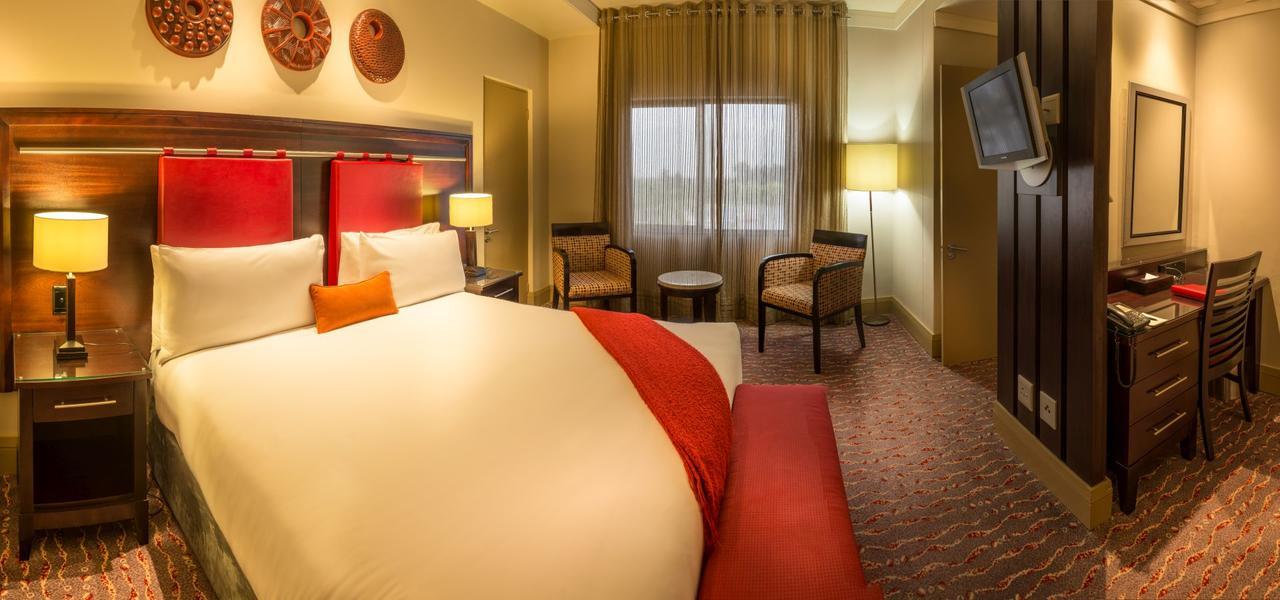 เพียร์มอนต์ มนดัวร์ แอท เอ็มเพอเรอร์ พาเลซ โยฮันเนสเบิร์ก Hotel เคมป์ตัน พาร์ค ภายนอก รูปภาพ