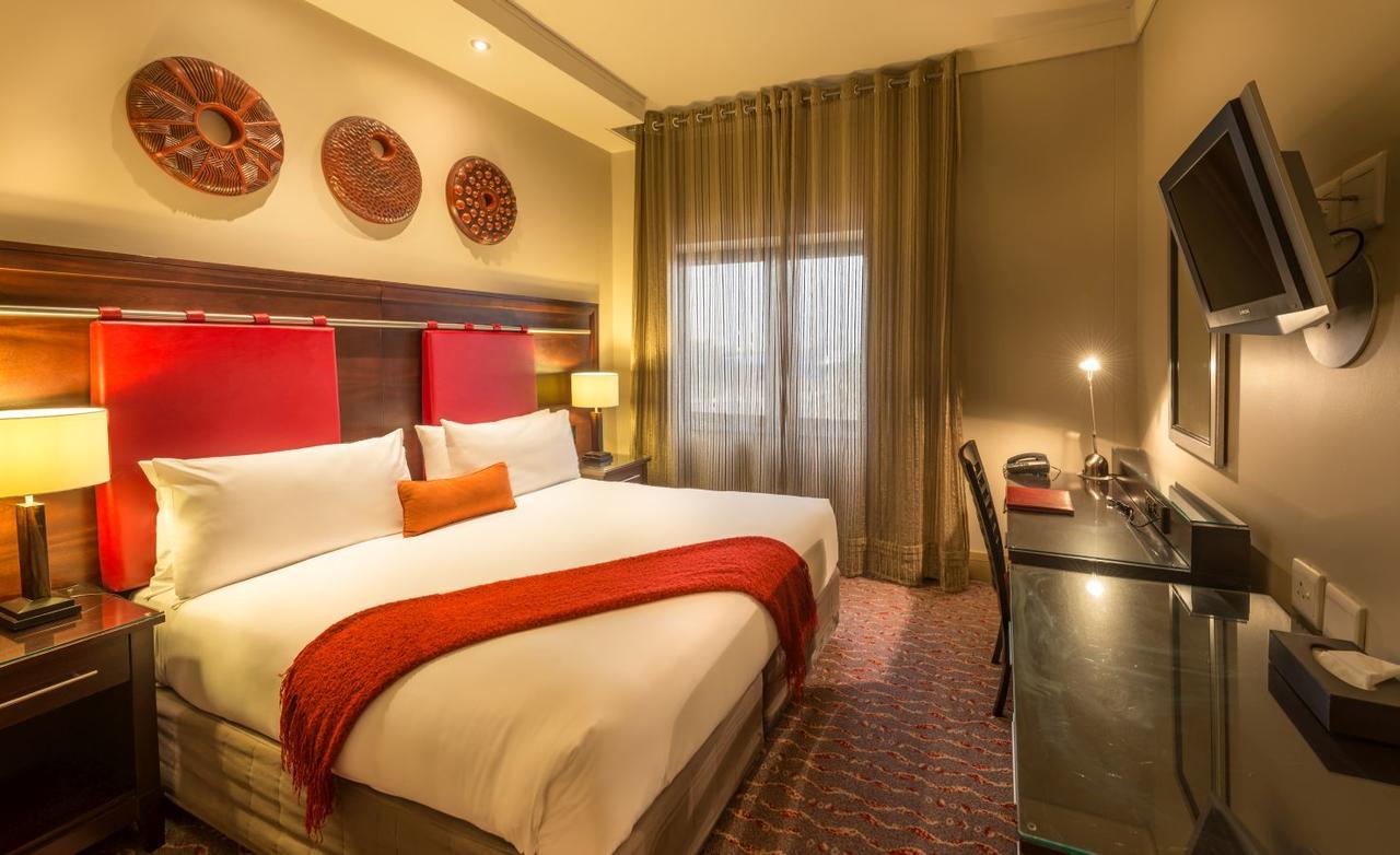 เพียร์มอนต์ มนดัวร์ แอท เอ็มเพอเรอร์ พาเลซ โยฮันเนสเบิร์ก Hotel เคมป์ตัน พาร์ค ภายนอก รูปภาพ