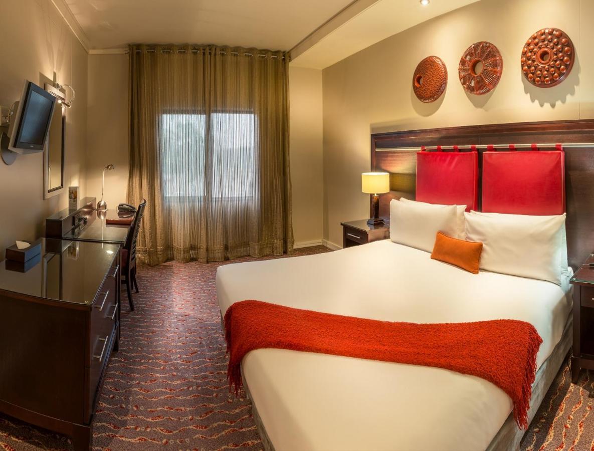 เพียร์มอนต์ มนดัวร์ แอท เอ็มเพอเรอร์ พาเลซ โยฮันเนสเบิร์ก Hotel เคมป์ตัน พาร์ค ภายนอก รูปภาพ